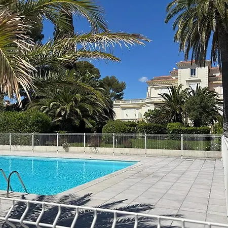 In A Towel For Two Pool And Sea Saint-Raphael (Var)